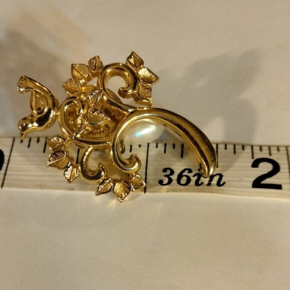 Avon Partridge In A Pear Tree Pinback Gold Tone Brooch Faux Pearl Drop Accent - Picture 2 of 4